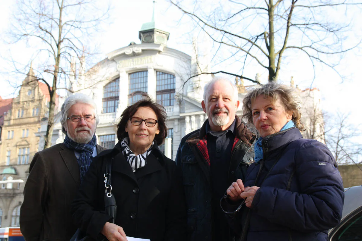 Vier Mitglieder der Volksbühne vor dem Bielefelder Stadttheater