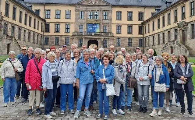 Reisegruppe der Volksbühne vor dem Stadtschloss in Fulda