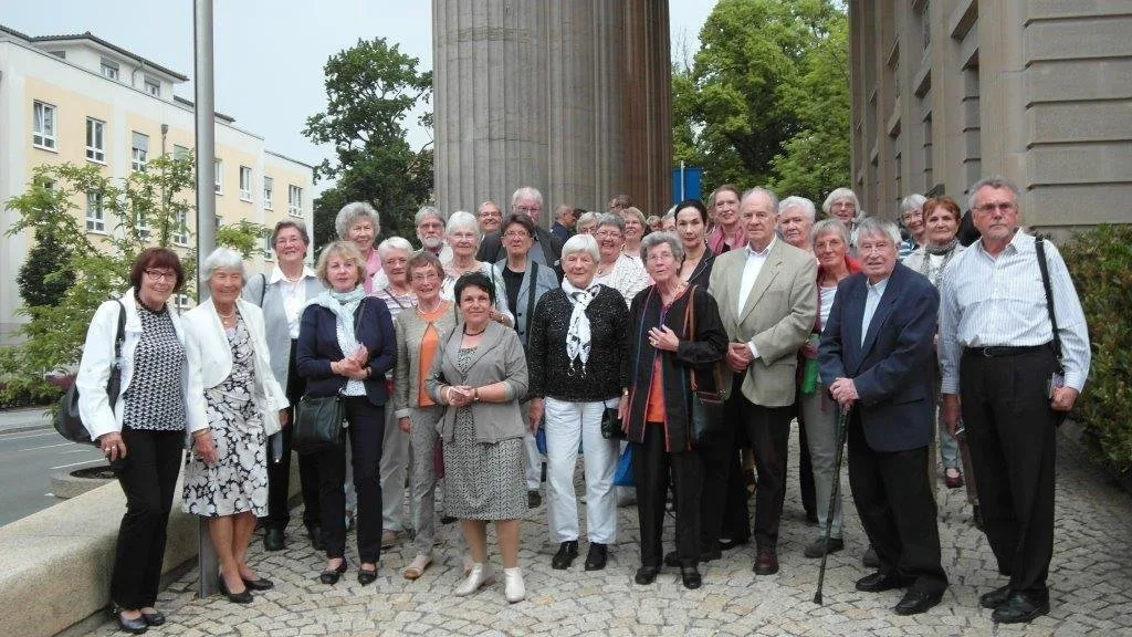 Reisegruppe der Volksbühne vor dem Meininger Theater