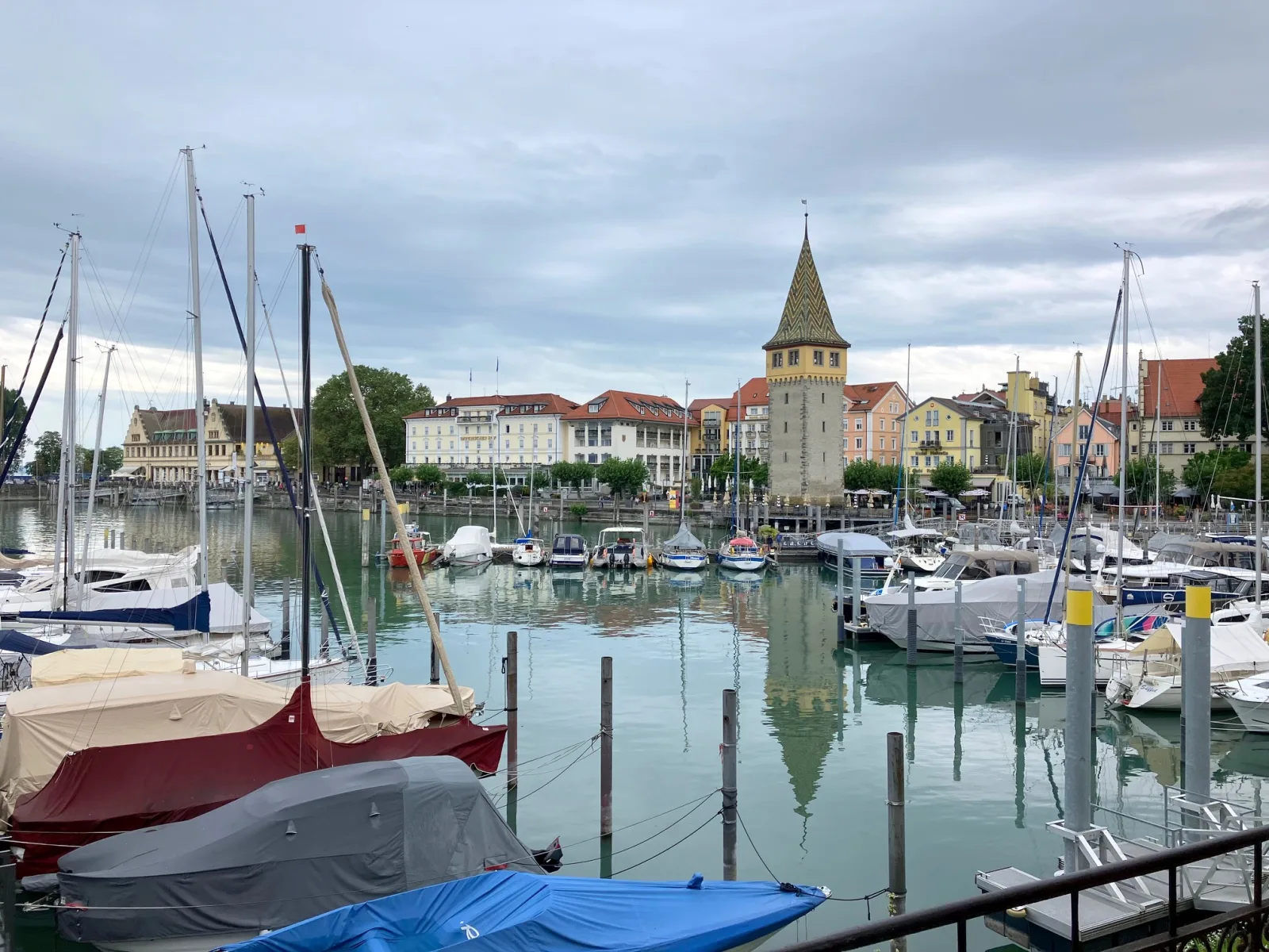 Hafen von Lindau mit Leuchtturm und Segelbooten