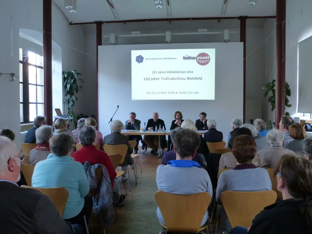 Mitglieder im Saal bei der Mitgliederversammlung 2015